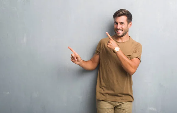 Guapo Joven Sobre Gris Pared Grunge Sonriendo Mirando Cámara Apuntando —  Fotos de Stock