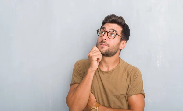 Gutaussehender Junger Mann Über Grauer Grunge Wand Mit Brille Die — Stockfoto