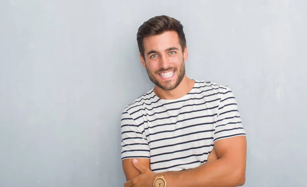 Schöner Junger Mann Über Grauer Grunge Wand Mit Marineblauem Shirt — Stockfoto