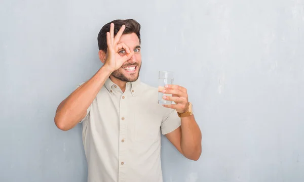 Knappe Jongeman Grijs Grunge Muur Glas Water Drinken Met Blij — Stockfoto