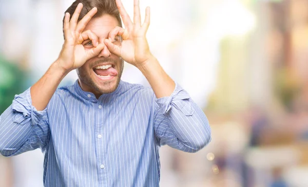 Joven Hombre Guapo Sobre Fondo Aislado Haciendo Buen Gesto Como — Foto de Stock