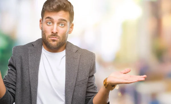 Joven Hombre Negocios Guapo Sobre Fondo Aislado Expresión Despistada Confusa — Foto de Stock