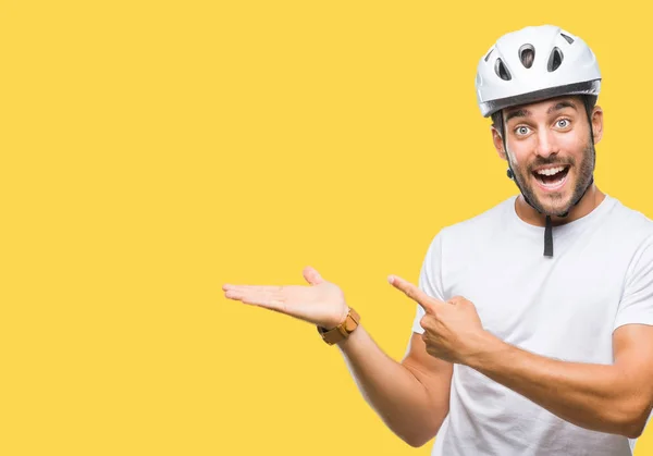 Jovem Homem Bonito Vestindo Capacete Segurança Ciclista Sobre Fundo Isolado — Fotografia de Stock