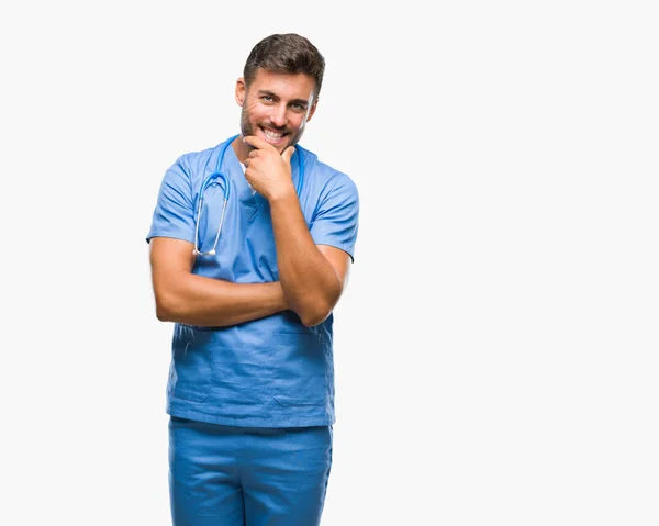 Mladý Pohledný Doktor Chirurg Muž Nad Izolované Pozadí Sebevědomým Kameru — Stock fotografie