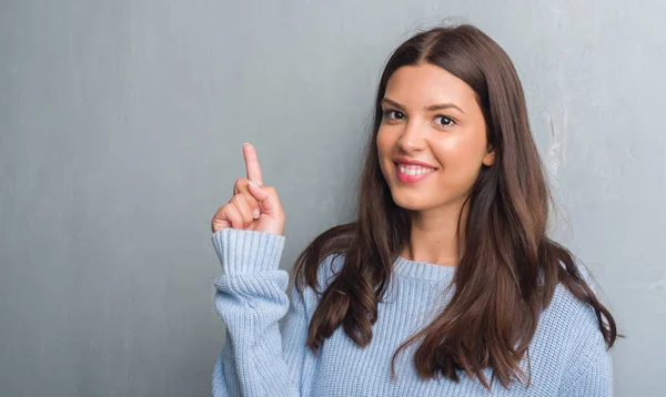 Joven Morena Sobre Pared Gris Grunge Sorprendida Con Una Idea — Foto de Stock