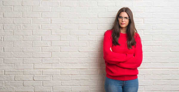 Jonge Brunette Vrouw Permanent Witte Bakstenen Muur Scepticus Nerveus Afkeurende — Stockfoto