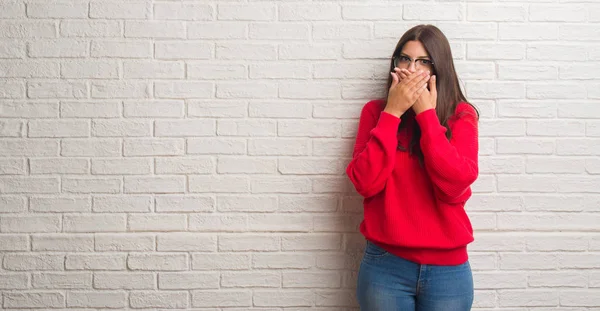 Jeune Femme Brune Debout Sur Mur Briques Blanches Choqué Couvrant — Photo