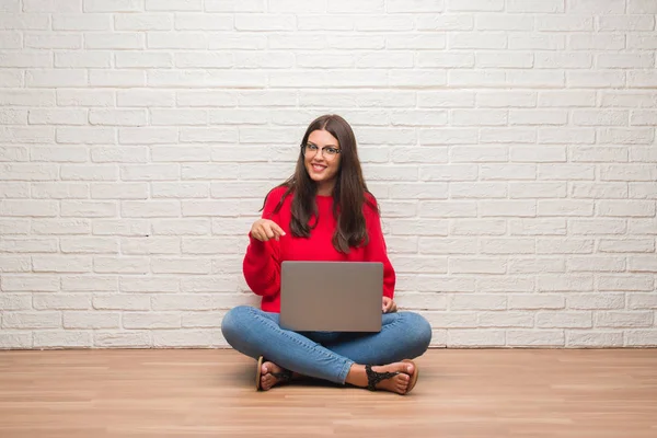 Young Brunette Woman Sitting Floor White Brick Wall Using Laptop — Stock Photo, Image