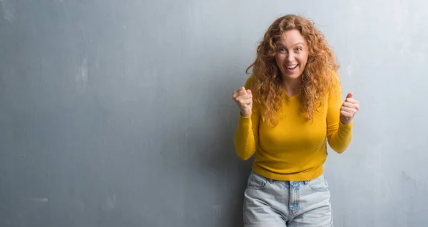 Junge Rothaarige Frau Über Graue Grunge Wand Schreit Stolz Und — Stockfoto