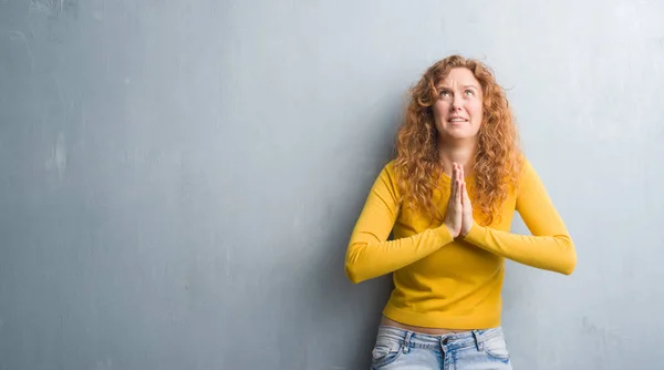 Junge Rothaarige Frau Über Grauer Grunge Wand Bettelt Und Betet — Stockfoto