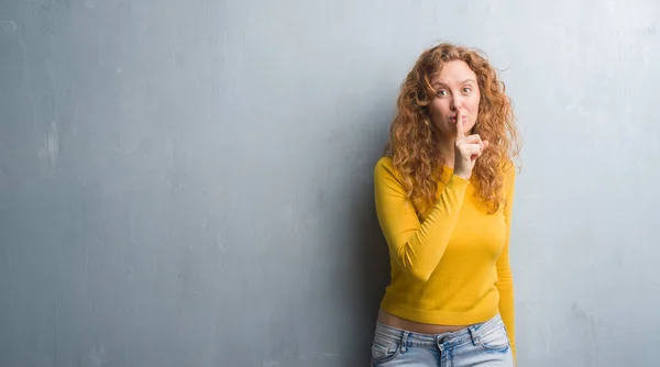 Junge Rothaarige Frau Über Grauer Grunge Wand Die Mit Dem — Stockfoto