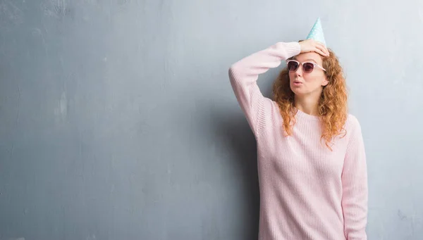 Mujer Pelirroja Joven Sobre Pared Gris Grunge Usando Gorra Cumpleaños —  Fotos de Stock