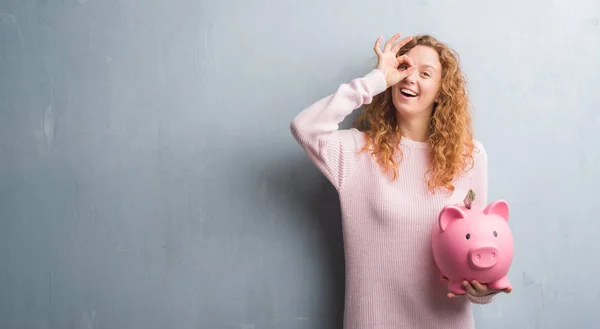 Jonge Roodharige Vrouw Grijs Grunge Muur Holding Piggy Bank Dollar — Stockfoto