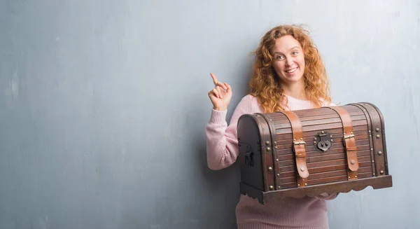 Young Redhead Woman Holding Vintage Chest Very Happy Pointing Hand — Stock Photo, Image