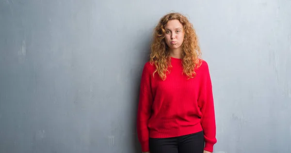 Mujer Pelirroja Joven Sobre Pared Gris Grunge Usando Suéter Rojo —  Fotos de Stock