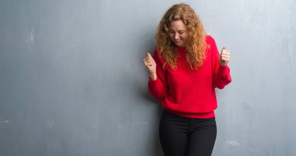 Mujer Pelirroja Joven Sobre Pared Gris Grunge Vistiendo Suéter Rojo — Foto de Stock