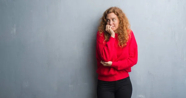 Junge Rothaarige Frau Über Der Grauen Grunge Wand Die Einen — Stockfoto