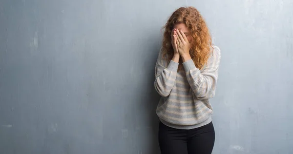 Junge Rothaarige Frau Über Grauer Grunge Wand Mit Traurigem Gesichtsausdruck — Stockfoto