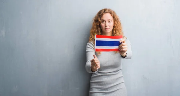 Молодая Рыжая Женщина Над Серой Гранж Стеной Флагом Таиланда Уверенным — стоковое фото