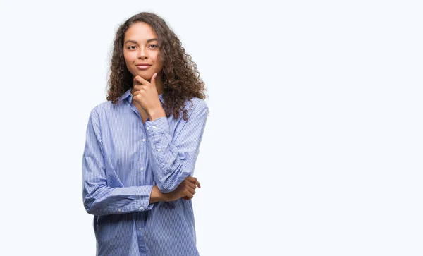 Die Junge Hispanische Geschäftsfrau Blickt Selbstbewusst Die Kamera Mit Verschränkten — Stockfoto