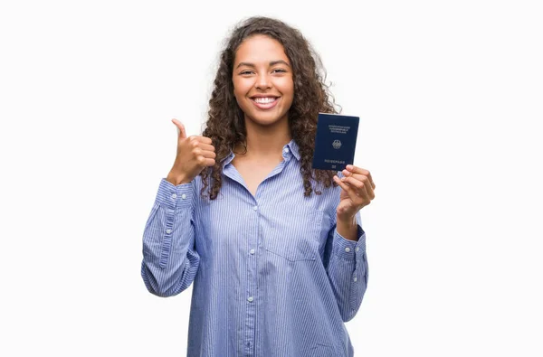 Jovem Hispânica Segurando Passaporte Alemanha Feliz Com Grande Sorriso Fazendo — Fotografia de Stock