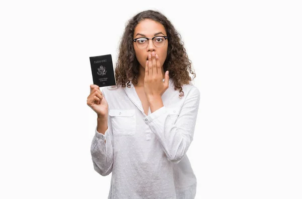 Jovem Hispânica Segurando Passaporte Dos Estados Unidos América Cobrir Boca — Fotografia de Stock