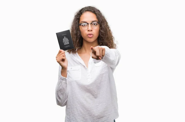 Jovem Hispânica Segurando Passaporte Canadá Apontando Com Dedo Para Câmera — Fotografia de Stock