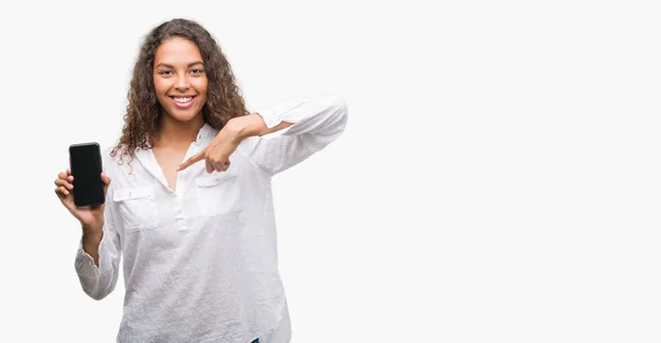 Mujer Hispana Joven Usando Teléfono Inteligente Con Cara Sorpresa Señalando — Foto de Stock