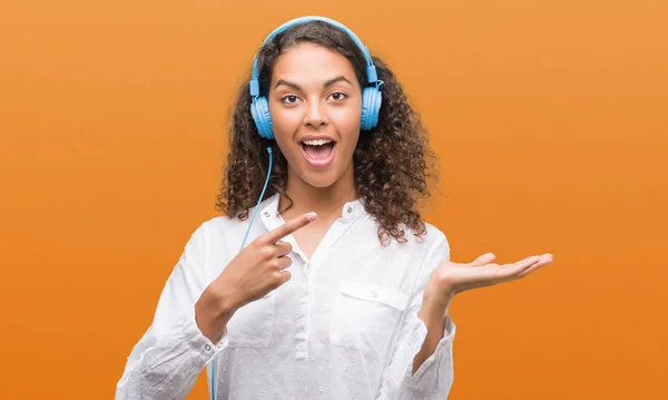 Νεαρή Γυναίκα Ισπανόφωνος Φορώντας Ακουστικά Πολύ Χαρούμενος Δείχνοντας Χέρι Και — Φωτογραφία Αρχείου