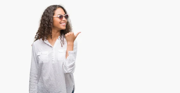 Mujer Hispana Joven Con Gafas Sol Apuntando Mostrando Con Pulgar — Foto de Stock