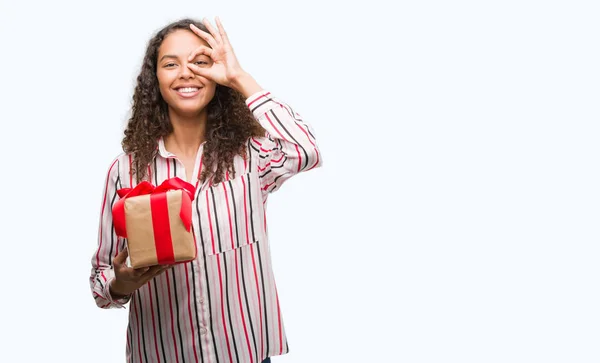 Joven Mujer Hispana Enamorada Sosteniendo Presente Con Cara Feliz Sonriendo — Foto de Stock