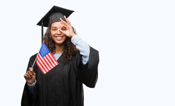 Mujer Hispana Joven Vistiendo Uniforme Graduación Sosteniendo Bandera Estados Unidos —  Fotos de Stock