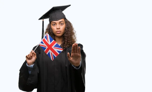 Mujer Hispana Joven Con Uniforme Graduación Sosteniendo Bandera Del Reino —  Fotos de Stock