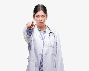 Genç İspanyol doktor kadın kamera ve size, el işareti, pozitif ve kendinden emin bir jest ön parmak ile işaret