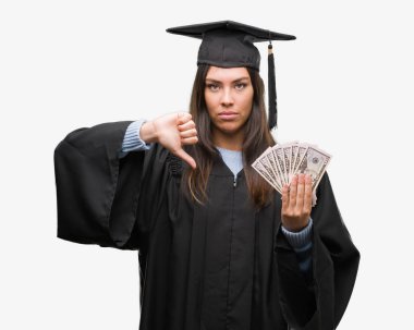 Giyen genç İspanyol kadın üniforma holding dolar kızgın yüzü, eksi işareti aşağı antipati başparmak ile gösterilen, ret kavramı ile mezun oldu.