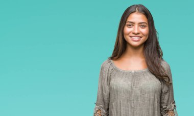 İzole arka plan ile bir mutlu ve güzel genç güzel Arap kadın yüzündeki gülümseme. Şanslı kişi.