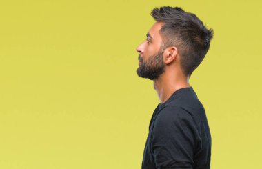 İzole arka tarafına, seyir yetişkin İspanyol adam sakin ol kendine güvenen gülümseme ile doğal yüz pozuyla profili.