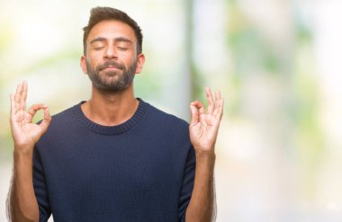 İzole arka plan yetişkin İspanyol adam rahatla ve gülümseyen gözlerle kapalı parmak jestle meditasyon yapıyor. Yoga kavramı.