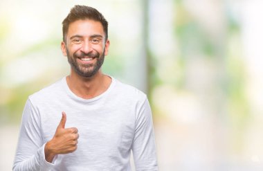 Hareketi el ile mutlu yaşasın yapıyor izole arka plan yetişkin İspanyol adam. Kameraya bakarak başarı gösteren ile ifade onaylama.