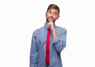 Genç yakışıklı iş adamı çene düşünme hakkında soru, dalgın ifade üzerine el ile izole arka plan üzerinde. Düşünceli yüzüyle gülümsüyor. Şüphe kavramı.