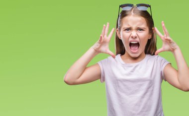 Genç güzel kız üzerinde güneş gözlüğü takıyor arka plan deli izole ve deli bağırarak ve agresif ifade ve silah kaldırdı bağırıyor. Hayal kırıklığı kavramı.