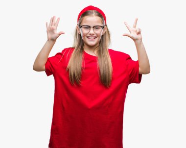 Genç güzel kız gözlük gösterilen ve parmakları ile işaret izole arka plan üzerinde kendinden emin ve mutlu gülümseyerek süre sekiz numara.