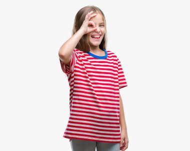 Genç güzel kız gülümsüyor, parmakları ile mutlu yüz üzerinden seyir göz el ile ok jest yapıyor izole arka plan üzerinde.