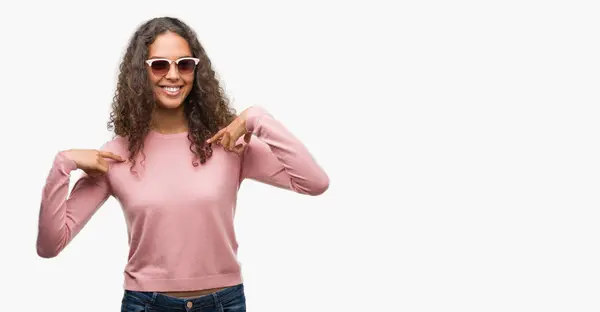 Mulher Hispânica Jovem Bonita Usando Óculos Sol Olhando Confiante Com — Fotografia de Stock