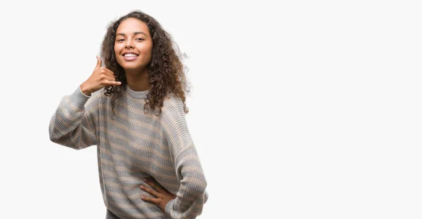 Красива Молода Іспаномовна Жінка Сорочці Посміхається Робити Телефонний Жест Рукою — стокове фото