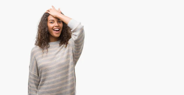 Mooie Jonge Spaanse Vrouw Dragen Strepen Trui Met Verrast Hand — Stockfoto