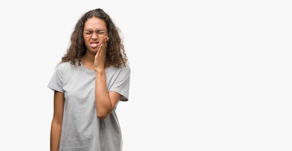 Schöne Junge Hispanische Frau Mit Brille Die Mund Und Hand — Stockfoto