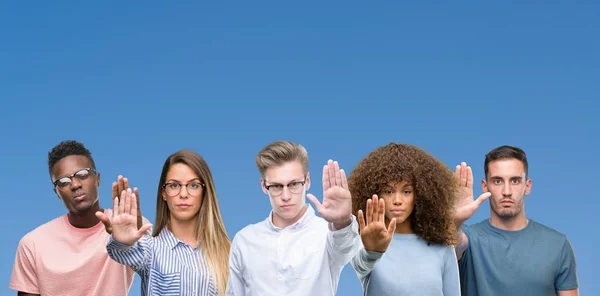 Sammansättning Gruppen Vänner Över Blå Blackground Gör Stopp Sjunger Med — Stockfoto