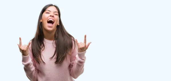 Giovane Bella Donna Ispanica Indossa Maglione Gridando Con Espressione Pazza — Foto Stock