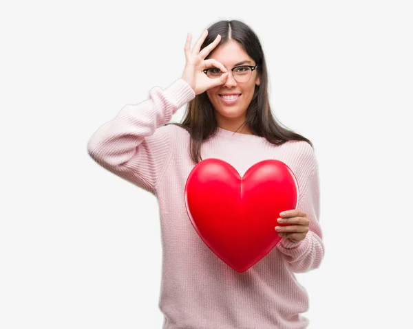 Mujer Hispana Joven Sosteniendo Corazón Amor Con Cara Feliz Sonriendo —  Fotos de Stock